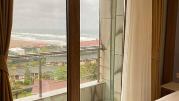 经典双人房 | 高档床上用品、迷你吧、办公桌、笔记本电脑工作区