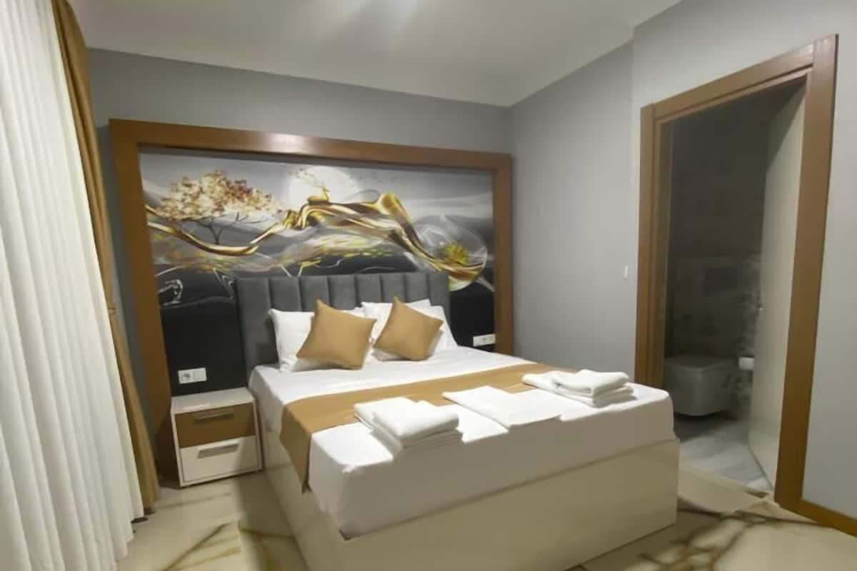 1 bedroom, premium bedding, minibar, desk