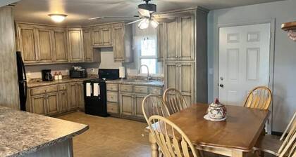 Cabin @ Hobson’s Holler -Montauk Park *Sleeps 10*