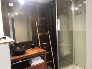 Dusche, Haartrockner, Handtücher, Toilettenpapier