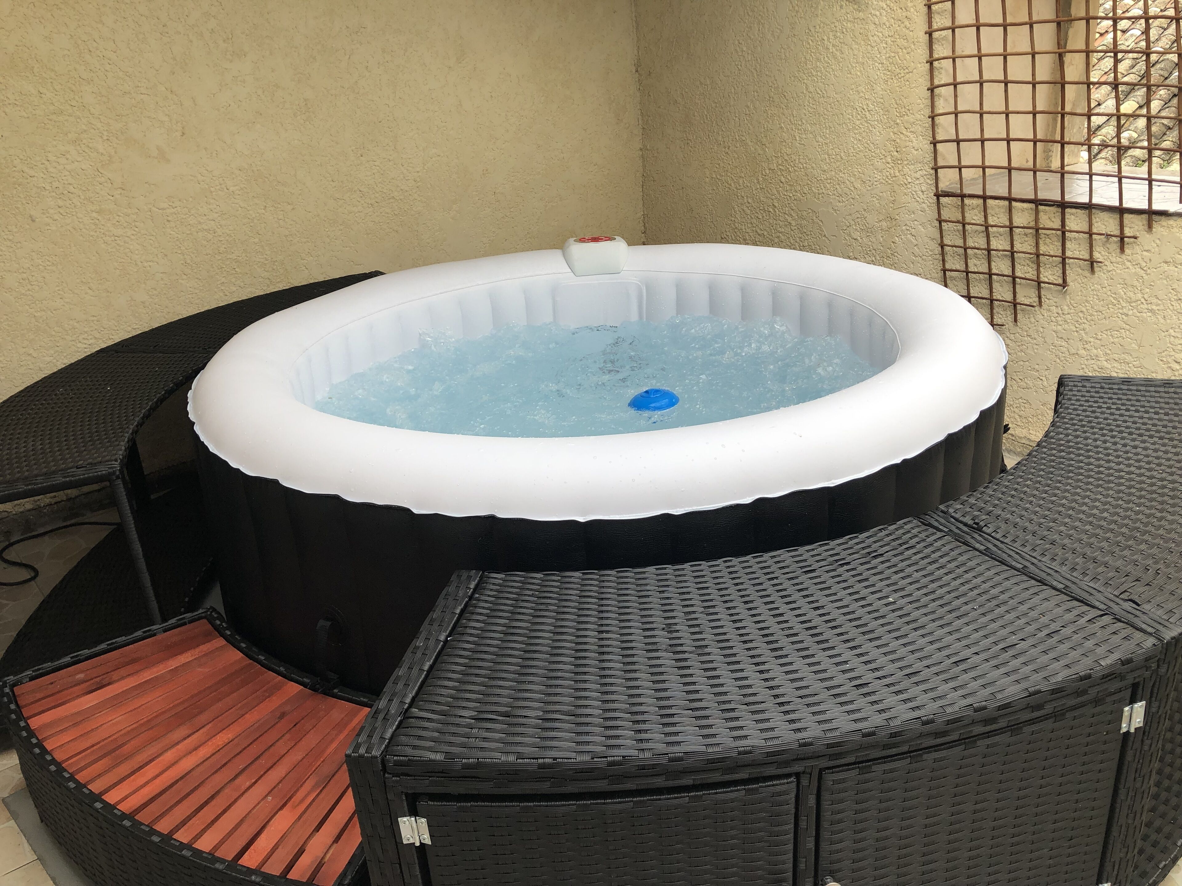 Outdoor spa tub
