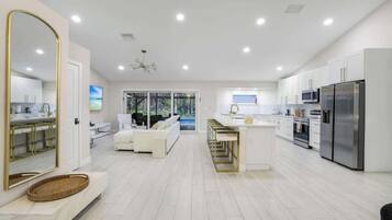 Refrigerador, microondas, horno y parrilla de estufa