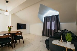 Smart TV, fireplace, Netflix, streaming services