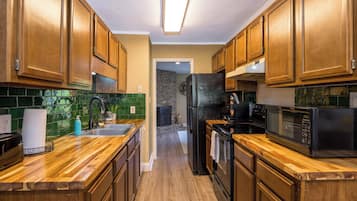 Fridge, microwave, stovetop, dishwasher