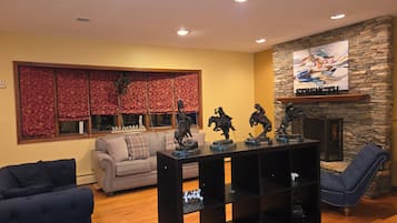 Business Room | Living area | 60-inch Smart TV with cable channels, Netflix, Hulu