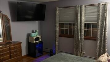 1 bedroom, Egyptian cotton sheets, premium bedding, down comforters