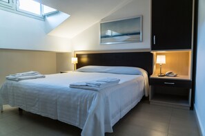 Traditional Penthouse | 2 bedrooms, desk, soundproofing, free WiFi - Sirina House Taormina (Giardini Naxos)