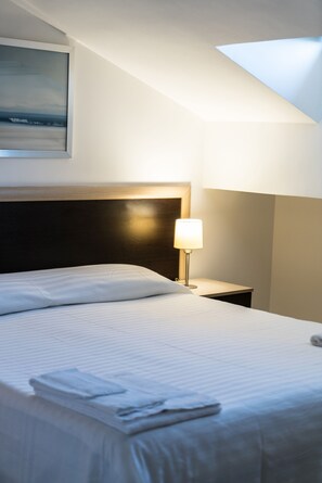 Traditional Penthouse | 2 bedrooms, desk, soundproofing, free WiFi - Sirina House Taormina (Giardini Naxos)
