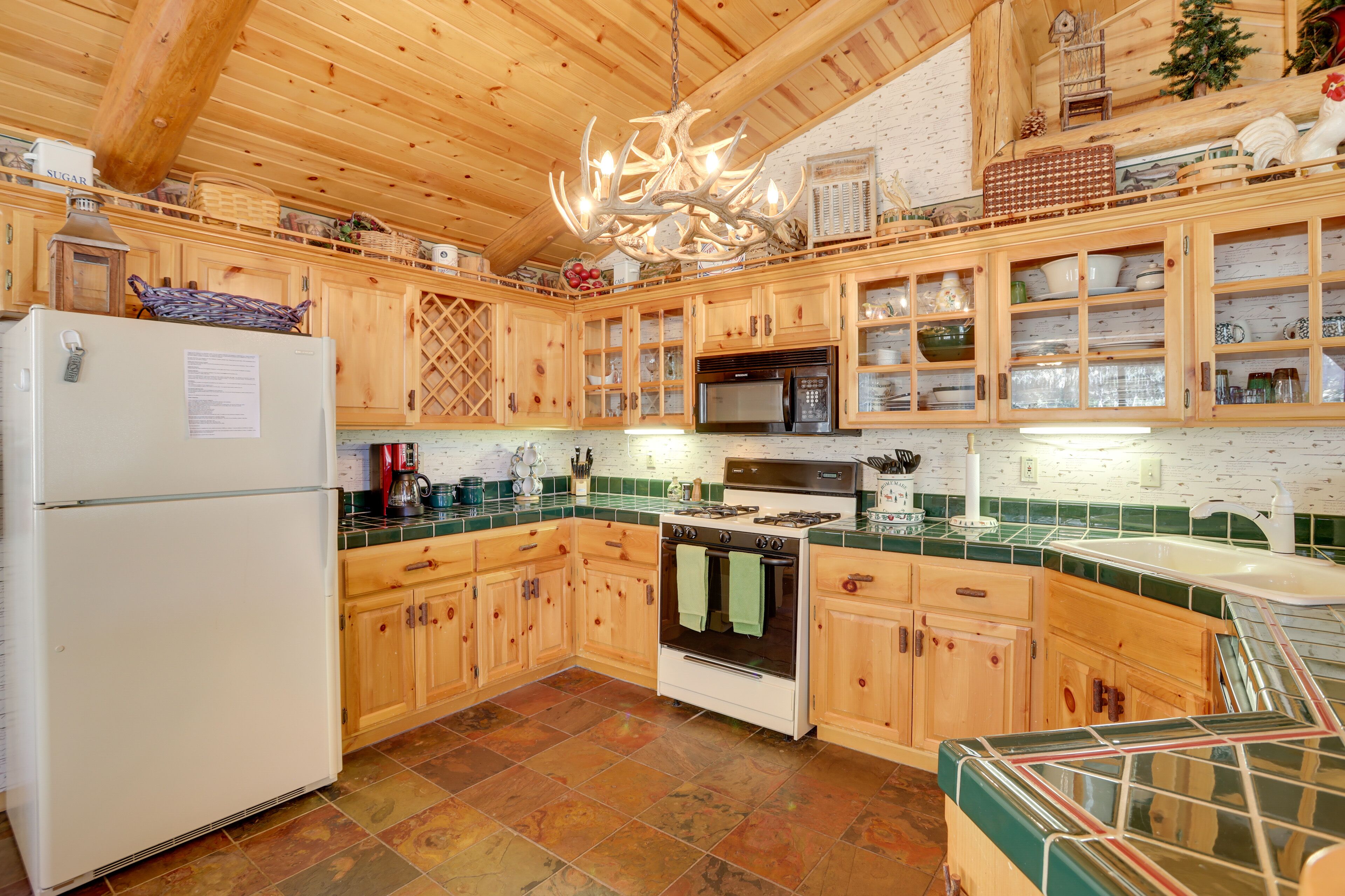 Rustic Log Cabin in Big Bear Lake ~ 4 Mi to Water!