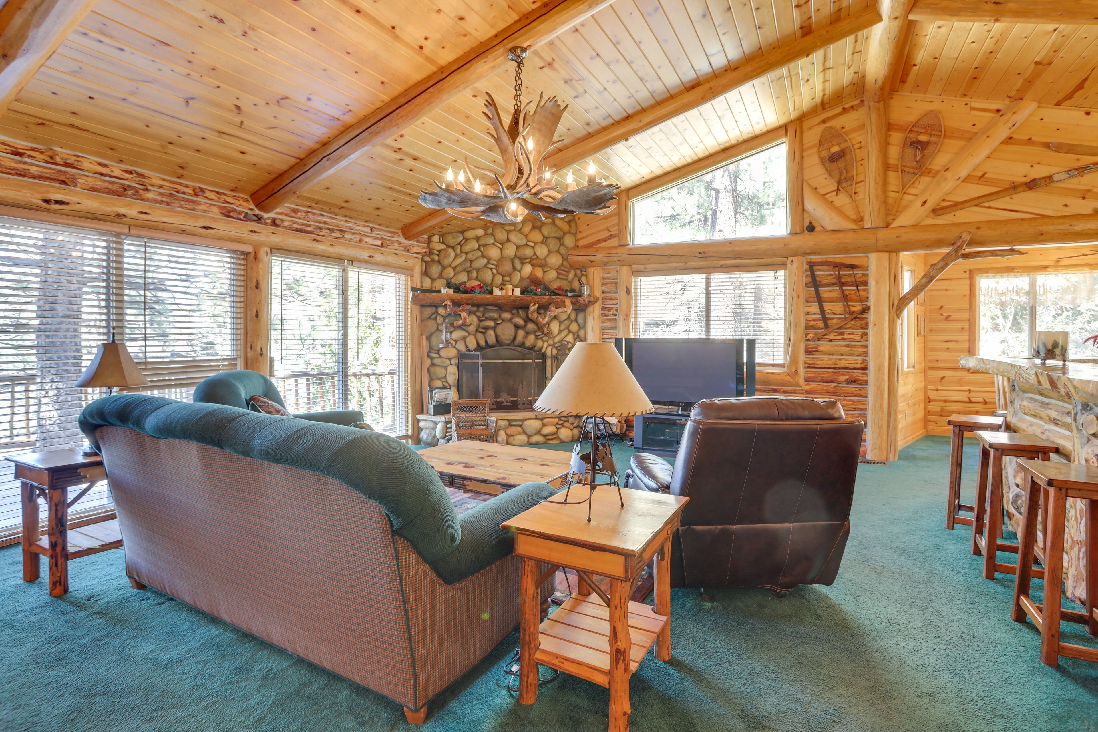 Rustic Log Cabin in Big Bear Lake ~ 4 Mi to Water!