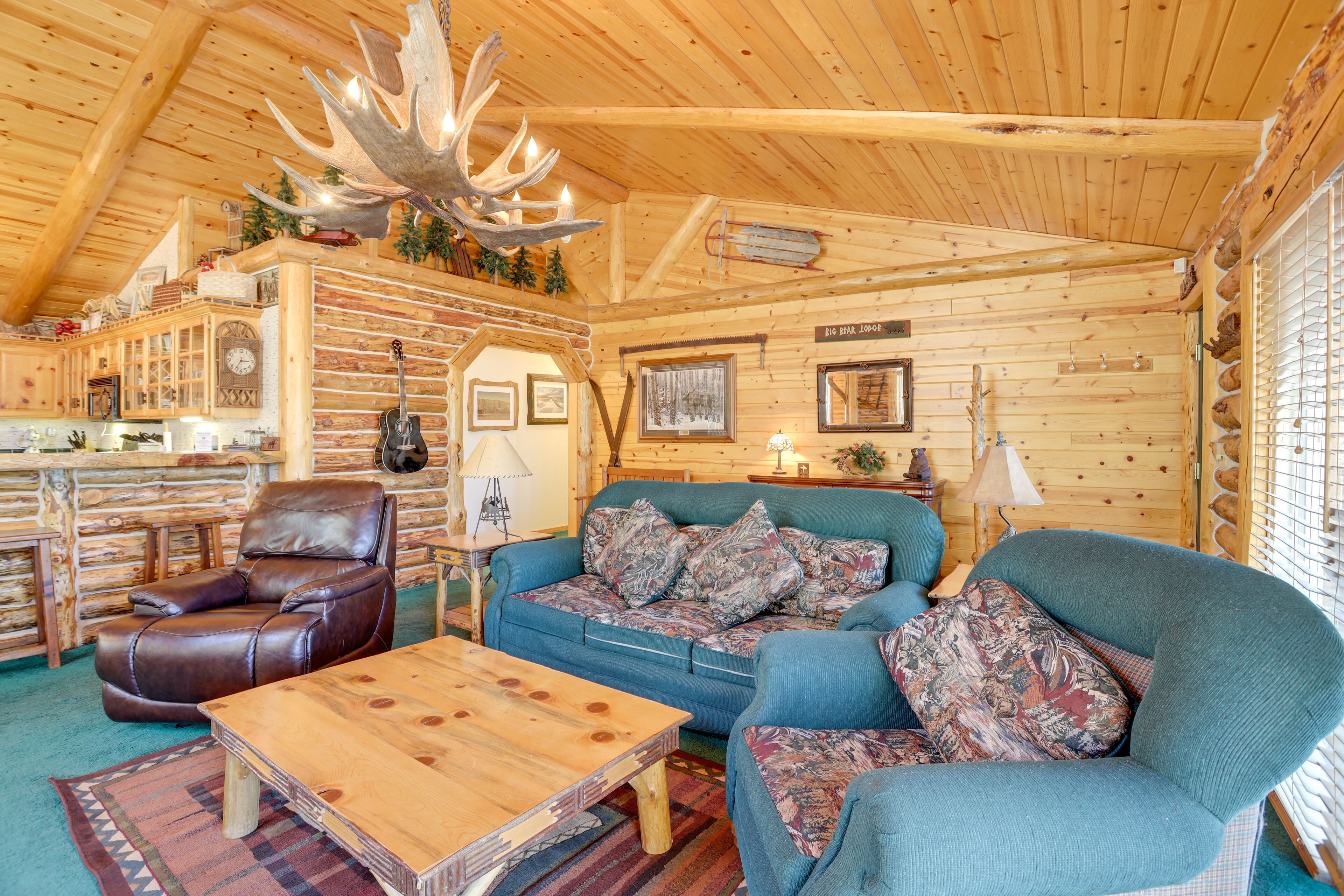 Rustic Log Cabin in Big Bear Lake ~ 4 Mi to Water!