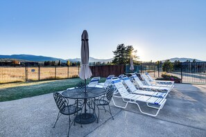 Outdoor dining - Fraser Townhome w/ Deck, 7 Mi to Winter Park! (Fraser)
