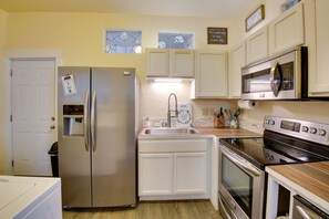 Fridge, microwave, stovetop, dishwasher - Walk to Dtwn Hot Springs: 'Lazy Daze Bungalow' (Hot Springs)
