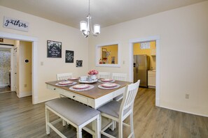 Dining - Walk to Dtwn Hot Springs: 'Lazy Daze Bungalow' (Hot Springs)