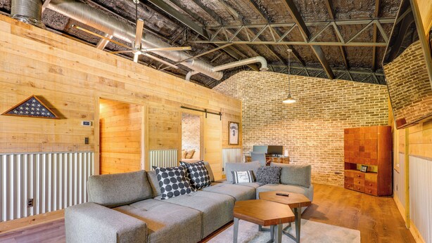 Living area - Fish & Relax! Magnolia River Cabin Hideaway (Magnolia Springs)