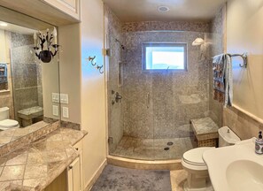 Hair dryer, towels, shampoo - Mountain Home near Beaver Creek - Seasonal Rentals or Long Term Leases (Avon)