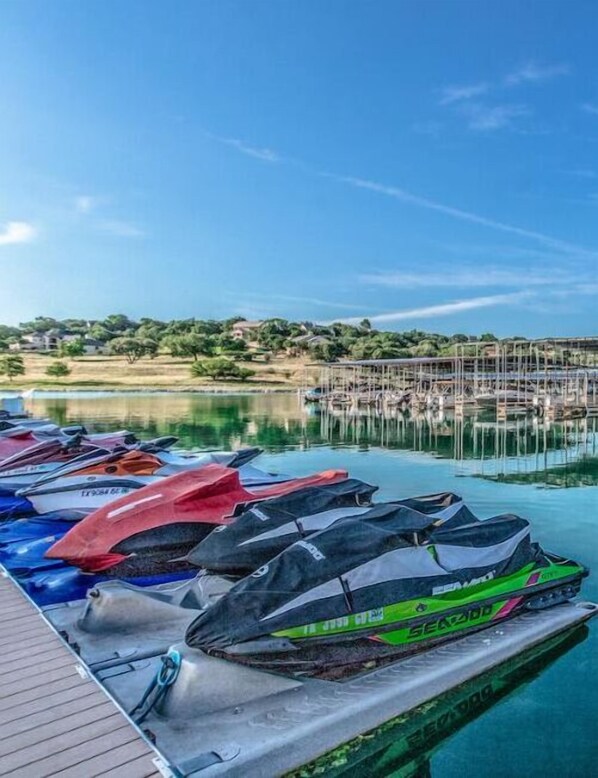 Marina - 2- NEW Stylish Home w/ HotTub, 5 min to Canyon Lake! (Canyon Lake)