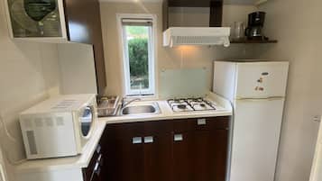 Réfrigérateur, micro-ondes, cafetiÚre/bouilloire