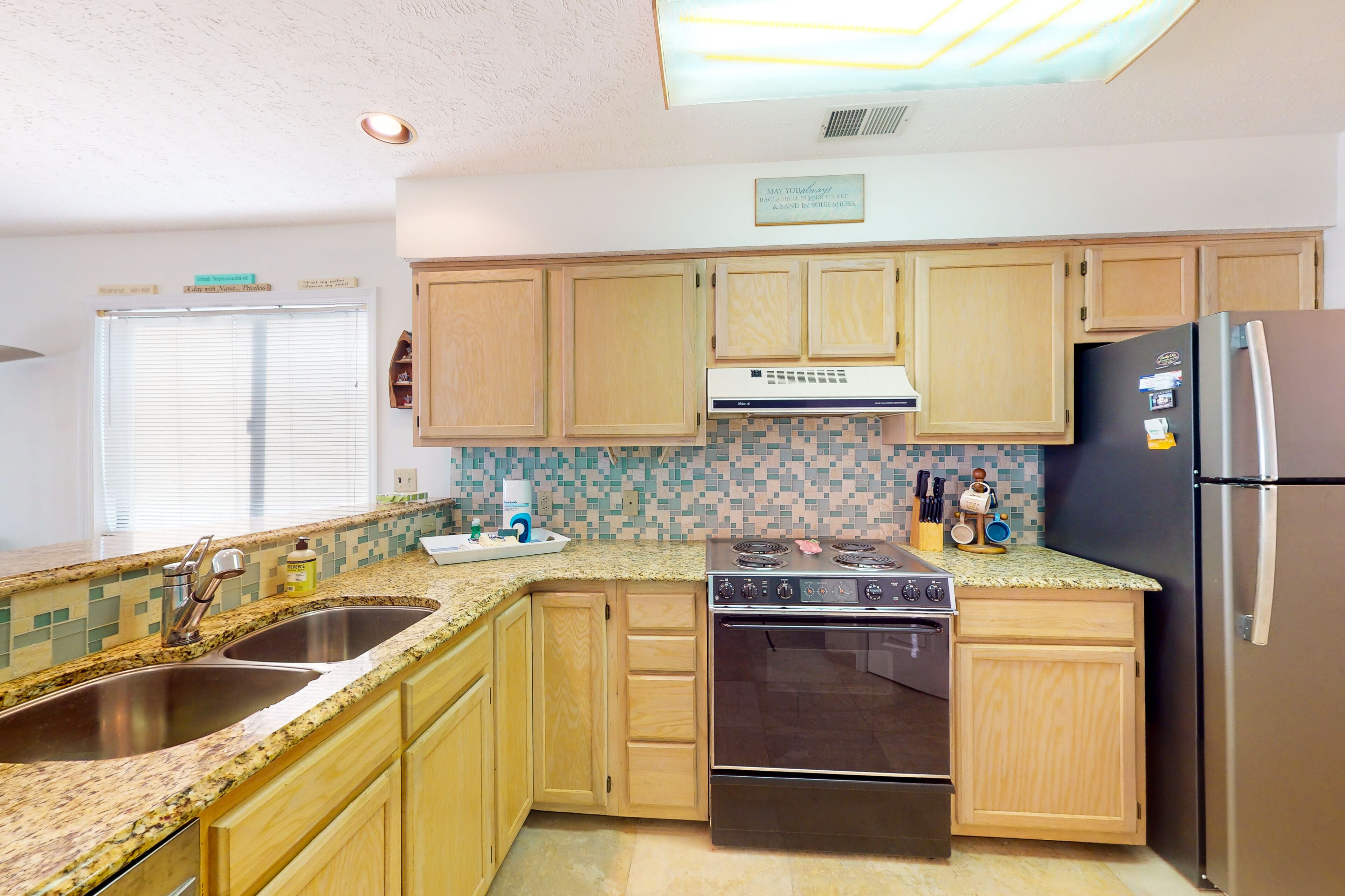 2nd-floor condo with pool, hot tub, tennis, & screened balcony - near beach