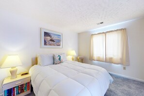 2 bedrooms, iron/ironing board, WiFi, bed sheets - 2nd-floor condo with pool, hot tub, tennis, & screened balcony - near beach (Little River)
