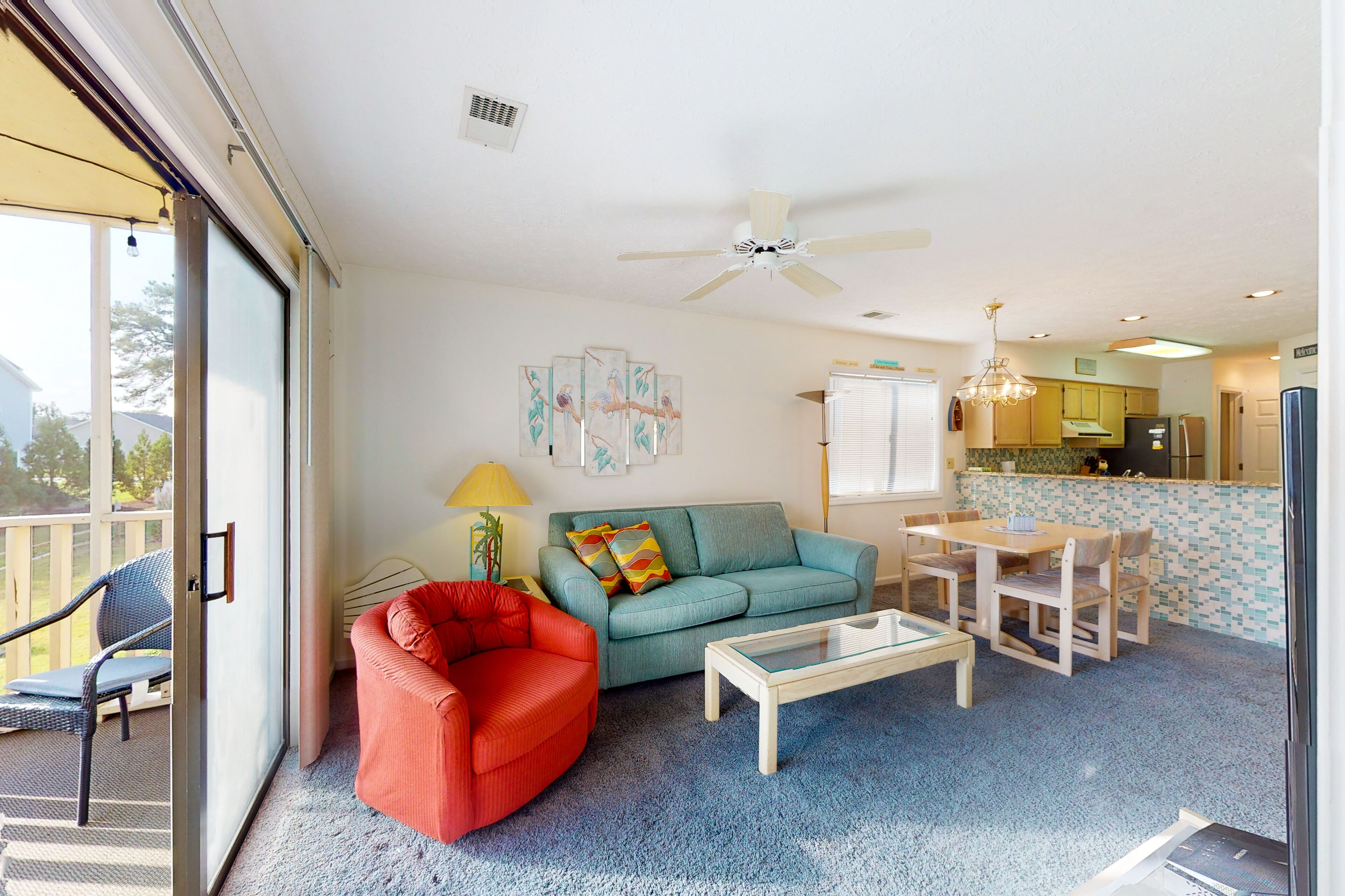 2nd-floor condo with pool, hot tub, tennis, & screened balcony - near beach