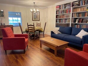 Una Smart TV, libros, una pantalla de ordenador