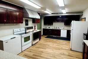 Frigobar, microondas y cafetera y tetera