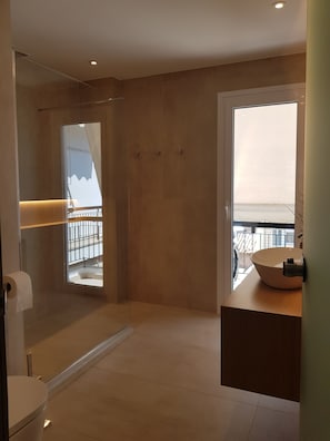 تجهيزات دش، مجففات شعر، مناشف، صابون