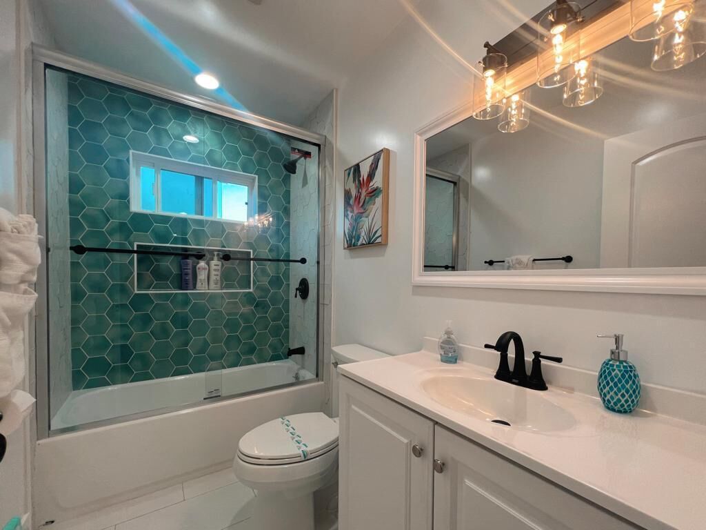 Towels, soap, shampoo, toilet paper