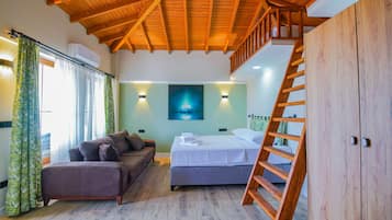 Deluxe Quadruple Room | Free WiFi, bed sheets