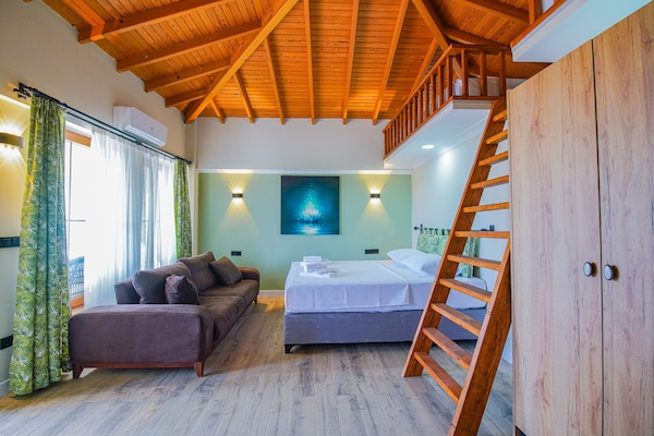 Deluxe Quadruple Room | Free WiFi, bed sheets