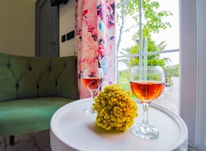 واي فاي مجانًا وملاءات أسرّة