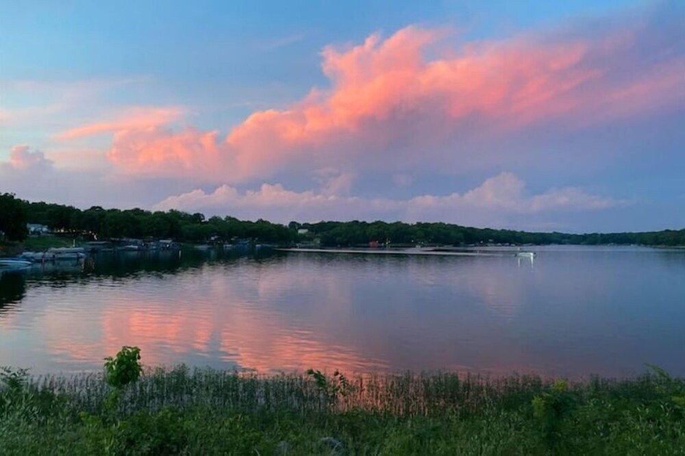 Linn Valley Lake House -Lakes, Golf, Pool, Fishing