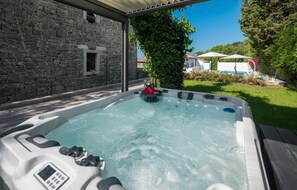 Bain à remous extérieur