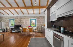 ثلاجة، فرن، موقد طهي مسطح، غسالة أطباق