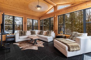 Televisie, een open haard en een stereo