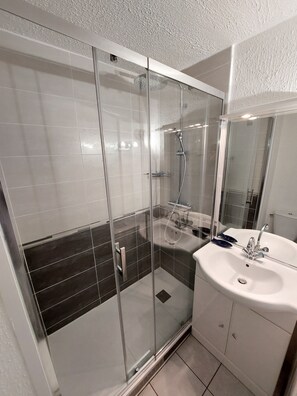 Dusche, umweltfreundliche Kosmetikartikel, Haartrockner, Seife