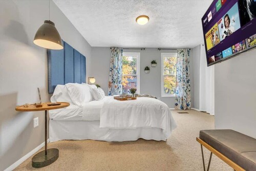 Renovated townhome on bike path includes bikes!