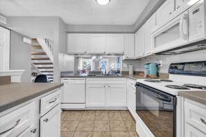 ثلاجة، ميكروويف، فرن، موقد طهي مسطح