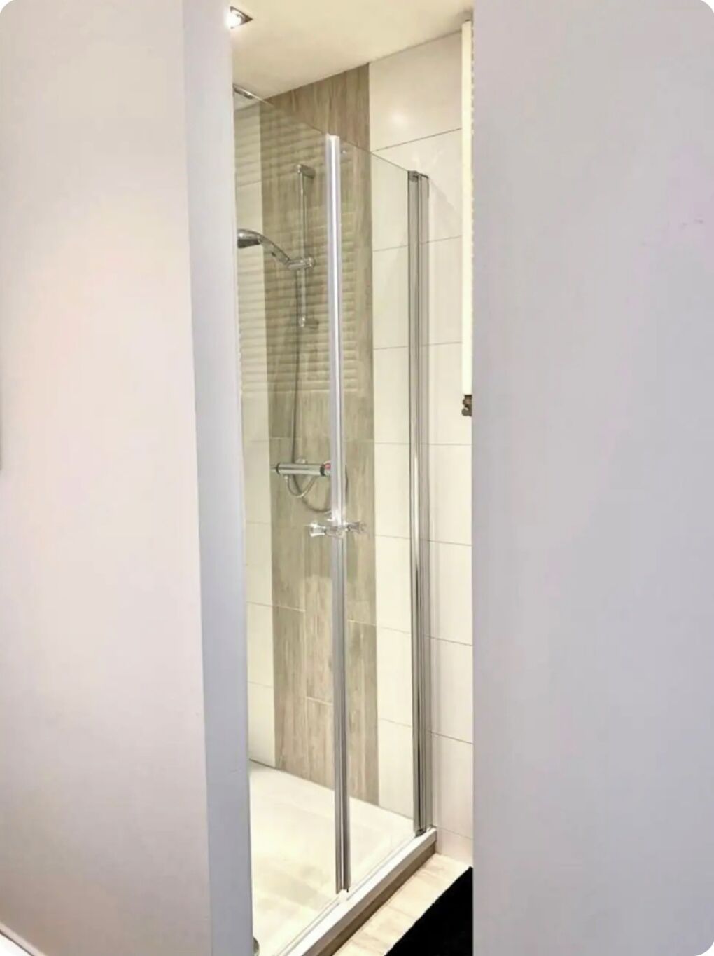 Een haardroger, handdoeken, zeep, shampoo