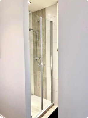 Sèche-cheveux, serviettes fournies, savon, shampoing