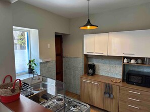 Mikrowelle, Ofen, Geschirrspüler, Wasserkocher mit Kaffee-/Teezubehör