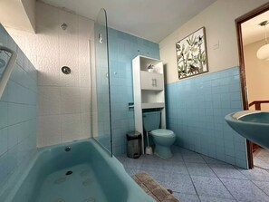 Haartrockner, Handtücher, Seife, Shampoo