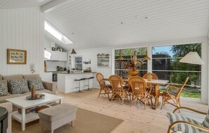 Smart TV, fireplace - Nice home in Dronningmølle with WiFi (Dronningmølle)