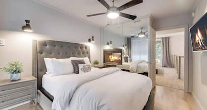 Modern loft with king suite, resort pool, and historic charm in Swiss Avenue.