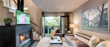 Smart TV y chimenea