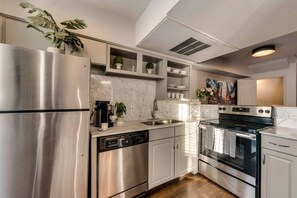 Refrigerador, microondas, horno y parrilla de estufa