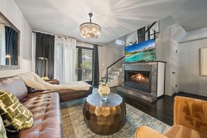 Smart TV y chimenea 