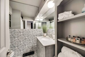 Hair dryer, towels - Spacious 3-bed loft featuring king & queen beds, leather sectional, smart TV, resort pool, and private patio access. (Dallas)