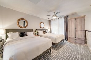 2 bedrooms, iron/ironing board, travel crib, free WiFi - Spacious 3-bed loft featuring king & queen beds, leather sectional, smart TV, resort pool, and private patio access. (Dallas)